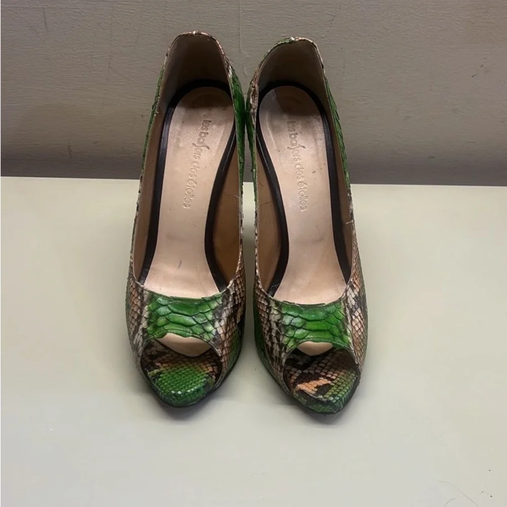 Green Snakeskin Peep-Toe Stiletto Pumps - Picture 2 of 6